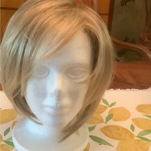 Short Layered Women's Wig in Light Blonde - Sleek Everyday Style